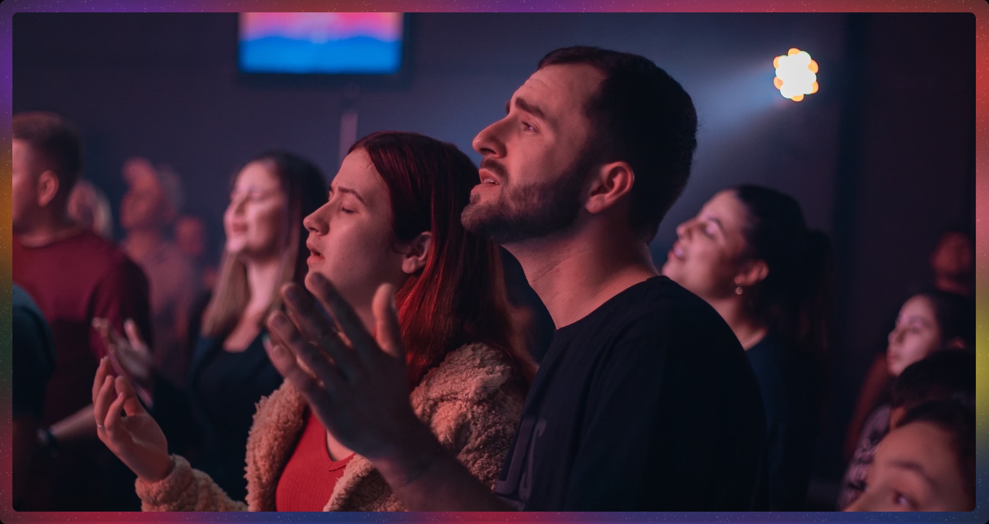 Casal orando na Casa Forte