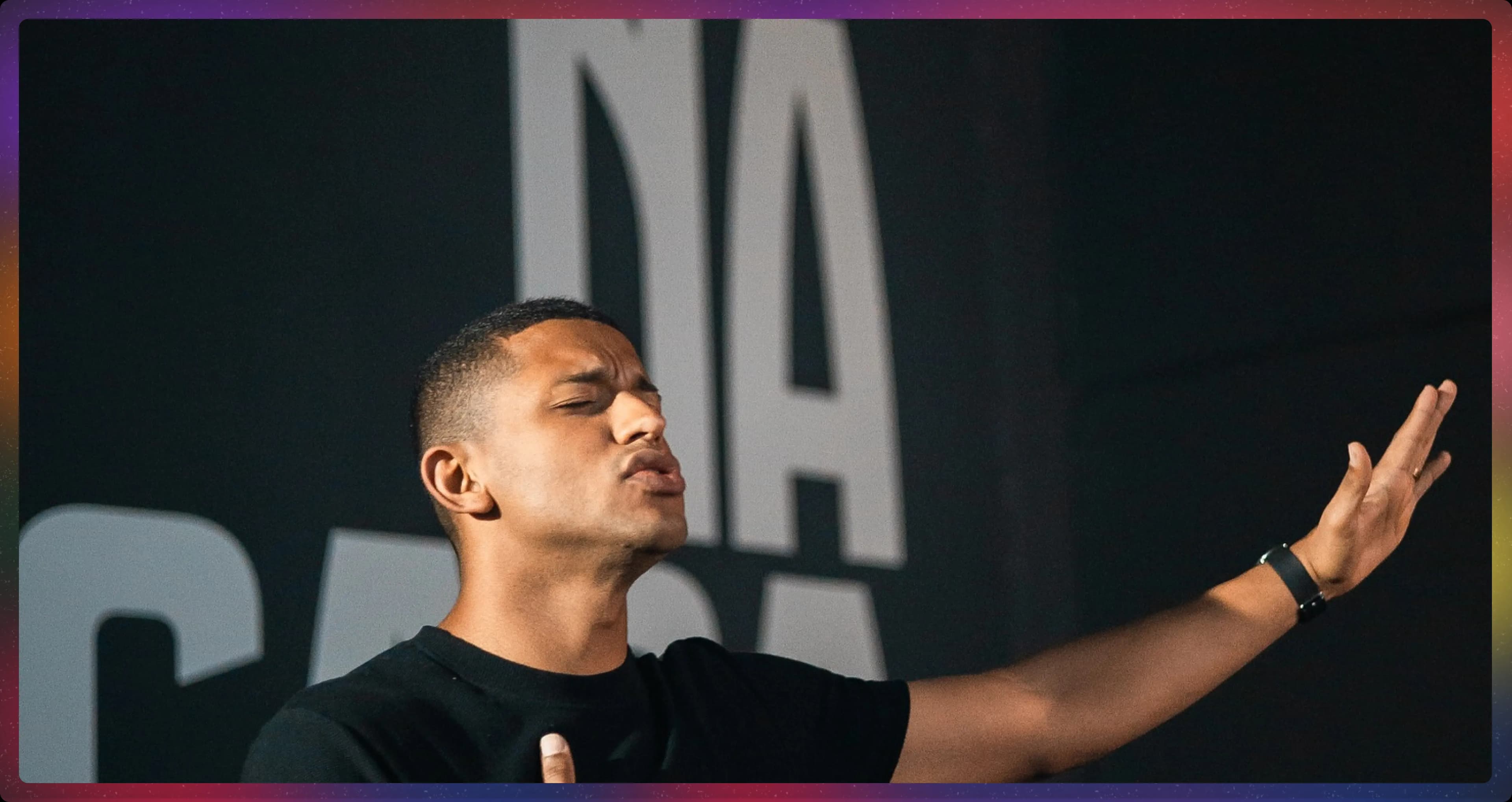 Homem Rezando no culto