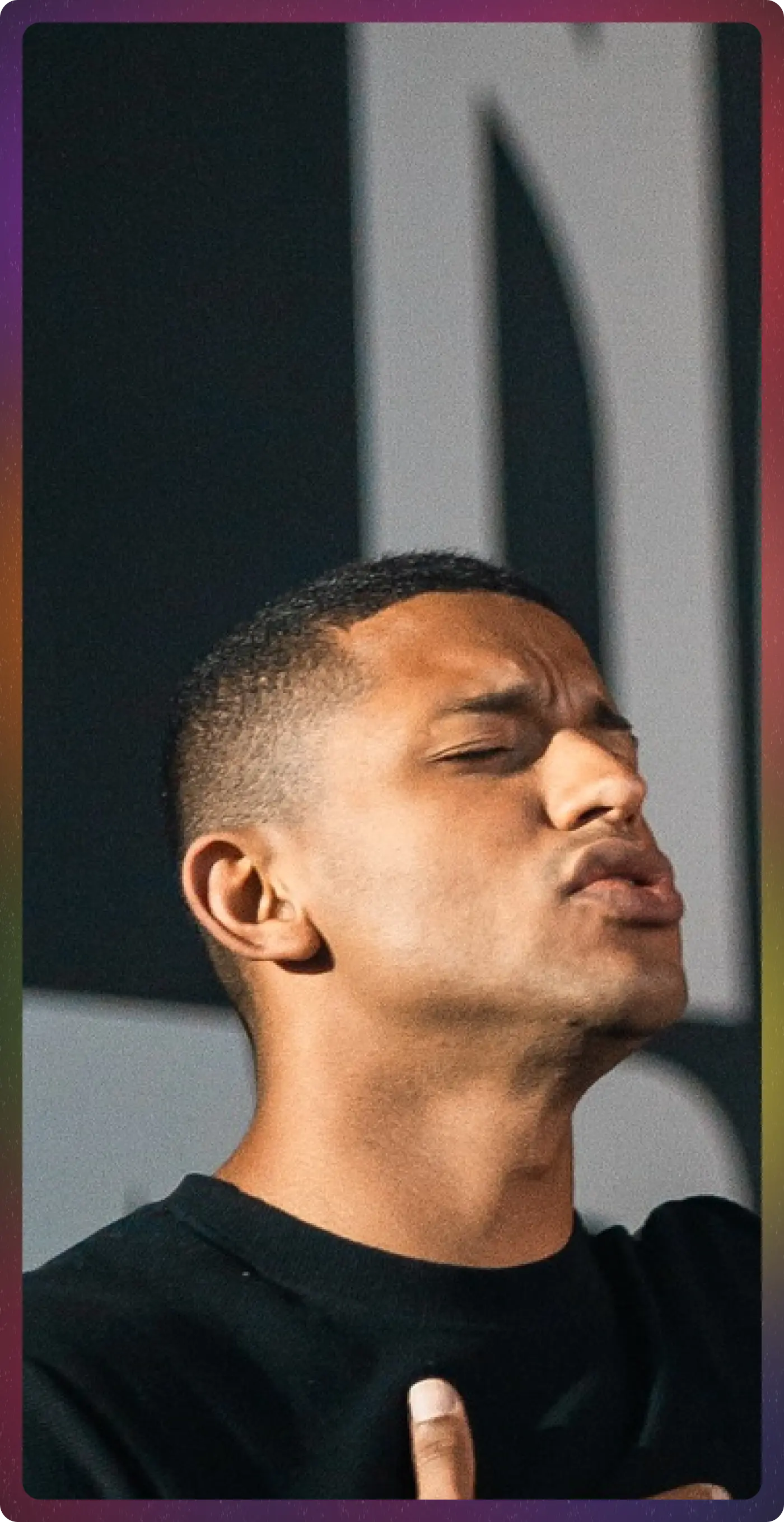 Homem Rezando no culto