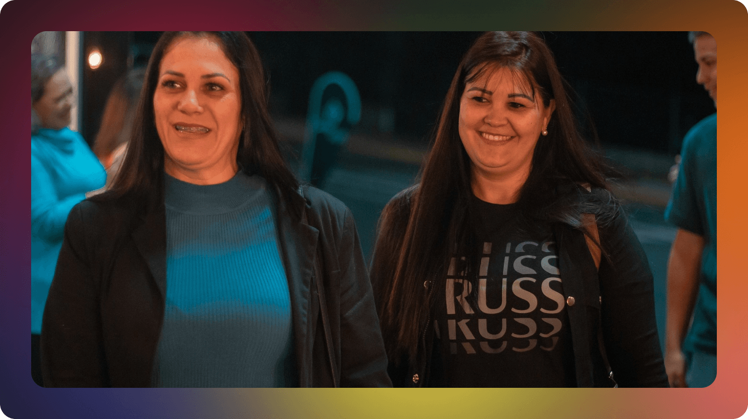 Duas moças sorridentes