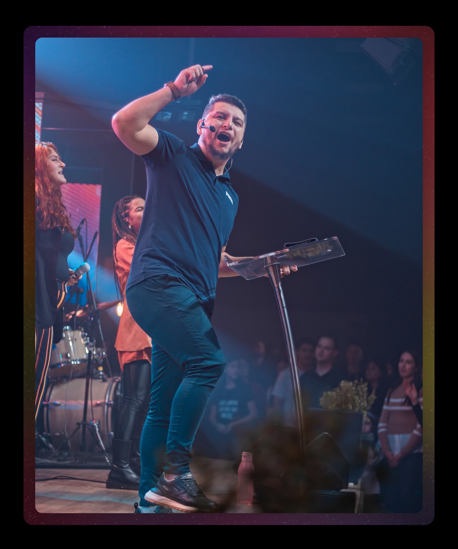 Pastor Rilldy conduzindo o culto